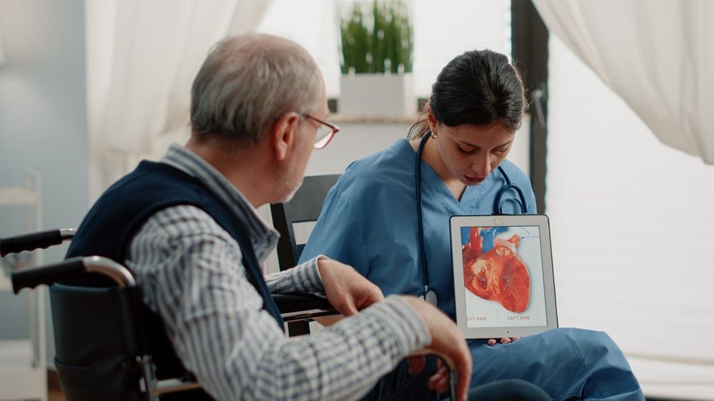 Image doctor showing heart attack reasons